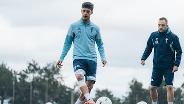 Hugo Álvarez golpea el balón durante un entrenamiento reciente del Celta.
