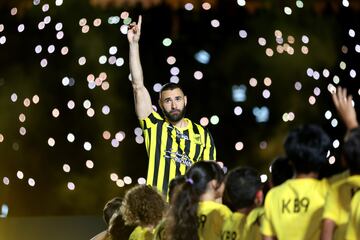 Karim Benzema fue presentado como nuevo jugador del Al Ittihad ante 35.000 personas.