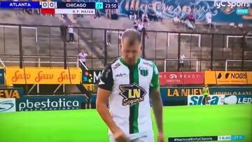 El futbolista vio la tarjeta roja y cuando abandonaba el campo de juego realizó estos lamentables gestos cuando la cámara lo enfocaba.