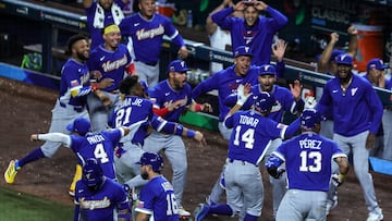 MIAMI (United States), 15/03/2026.- Team Venezuela celebrates shortstop Ezequiel Tovar's (C) home run during the 2026 World Baseball Classic quarterfinals game between Japan and Venezuela at LoanDepot Park baseball stadium in Miami, Florida, USA, 14 March 2026. (Japón) EFE/EPA/CRISTOBAL HERRERA-ULASHKEVICH
