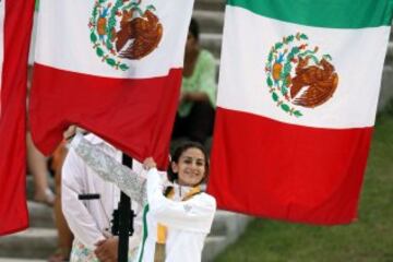 Paola Espinosa la clavadista muestra el amor por la bandera mexicana.