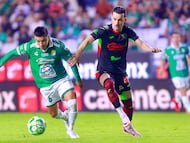 MEX222. LEÓN (MÉXICO), 19/04/2026.- Fernando Beltrán (i) de León disputa un balón con Guillerme Castilho de Juárez este sábado, durante un partido por la jornada 15 del torneo Clausura 2026 de la Liga MX en el estadio León en Guanajuato (México). EFE/ Luis Ramírez