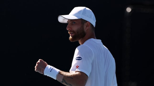 Moutet: “De Alcaraz admiro sus bíceps, son enormes”