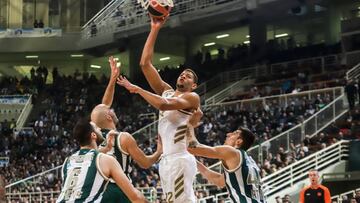 (Greece), 26/12/2019.- Nick Calathes (C-L) of Panathinaikos in action with Walter Tavares (C-R), of Real Madrid, during the match of Turkish Airlines Euroleague season 2019-20 between Panathinaikos and Real Madrid, in OAKA Stadium in Athens, Greece, 26 December 2019. (Baloncesto, Euroliga, Grecia, Atenas) EFE/EPA/GEEORGIA PANAGOPOULOU