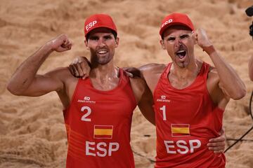 El español Pablo Herrera Allepuz y su socio Adrián Gavira Collado celebran su victoria de voleibol playa masculino entre Polonia y España
