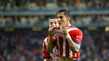 Carlos Cisneros festeja un gol con la camiseta del Rebaño