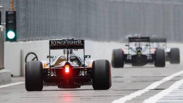 Monoplazas saliendo del pit lane de Sochi.