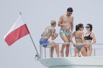 El futbolista español del Betis y la periodista deportiva disfrutan de las paradisíacas aguas de la isla pitiusa en compañía de sus amigos. 
