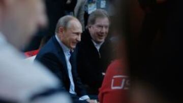 Vladimir Putin, presidente de Rusia, junto al jefe de la delegación estadounidense, Larry Probst, en la Villa Olímpica de Sochi.
