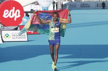 Atanaw Alayew pasó por la línea de meta con un tiempo de 2h03:51 (Récord de la prueba), superando la marca de Tokyo 2017.