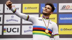 Filippo Ganna celebra su t&iacute;tulo de campe&oacute;n del mundo de persecuci&oacute;n en los Mundiales de Ciclismo en Pista de Berl&iacute;n 2020.