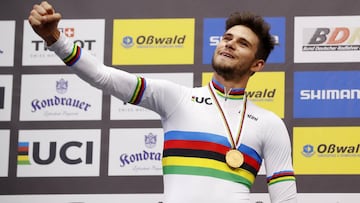 Filippo Ganna celebra su título de campeón del mundo de persecución en los Mundiales de Ciclismo en Pista de Berlín 2020.