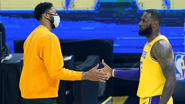 LeBron James saluda a Anthony Davis durante el partido de la NBA que enfrentaba a Golden State Warriors y Los Angeles Lakers.