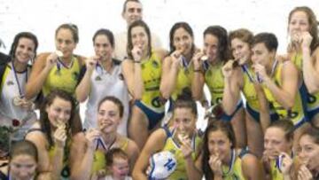 <b>FAMILIA CAMPEONA. </b>Las jugadoras del Sabadell muerden la medalla tras conquistar el primer título europeo femenino en la Champions.