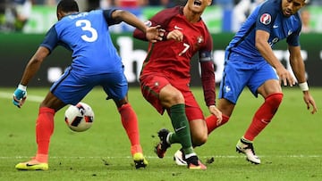 France&#039;s forward Dimitri Payet (R) looks on as Portugal&#039;s forward Cristiano Ronaldo falls  onto the pitch during the Euro 2016 final 