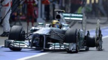 Hamilton perdió su liderato por el primero de los reventones.