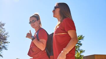 Alexia y Codina, a la salida de Las Rozas rumbo a Nantes, donde disputan el primer partido de los Juegos 2024.