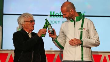 Ecclestone brinda con Gianluca di Tondo, máximo responsable de Heineken.