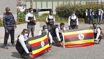 Miembros del equipo olímpico de Uganda posan a su llegada a Izumisano el pasado 20 de junio.