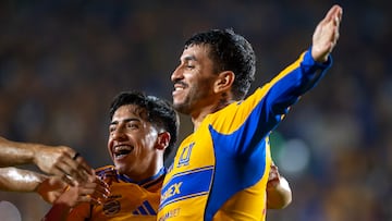 AME9221. SAN NICOLÁS DE LOS GARZA (MÉXICO), 18/10/2025.- Angel Correa (i) y Diego Sanchez (d) de Tigres celebran un gol este viernes, en un partido de la Liga MX entre Tigres y Necaxa en el estadio Universitario de la UANL, en San Nicolás de los Garza (México). EFE/ Miguel Sierra.