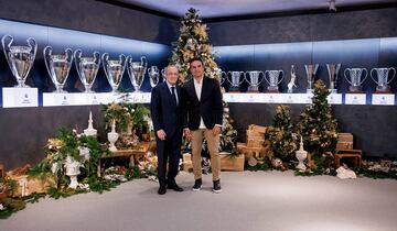 Florentino Pérez y Alberto Toril, entrenador de la sección femenina del Real Madrid Club de Fútbol.
