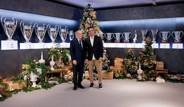 Florentino Pérez y Alberto Toril, entrenador de la sección femenina del Real Madrid Club de Fútbol.