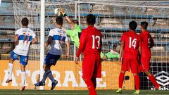 Futbol, Universidad Catolica vs Peru
Copa Sub 17 UC 2018
La jugador  de  Universidad Catolica  sub 17, Vicente Bernedo,  controla el baln, ,  durante  la final de la Copa Universidad Catolica sub 17,  realizado el Estadio  San Carlos de Apoquindo en Santiago, Chile.
16/12/2018
Ramon Monroy/Photosport