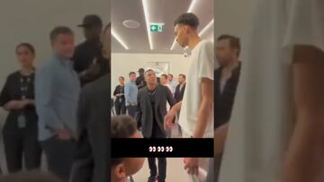 Vídeo: ¡La diferencia de tamaños es abismal! El saludo entre Mbappé y Wembanyama