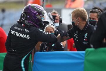 Hamilton firm¨® una sensacional pole, la segunda consecutiva en esta temporada, con una d¨¦cima de ventaja sobre su compa?ero, Valtteri Bottas. El piloto ingl¨¦s firm¨® la vuelta m¨¢s r¨¢pida que se ha dado nunca a Hungaroring,