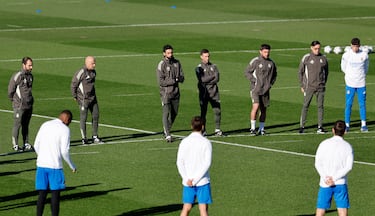 Sentido minuto de silencio de la plantilla del Real Madrid por las víctimas del accidente de trenes en Adamuz. 