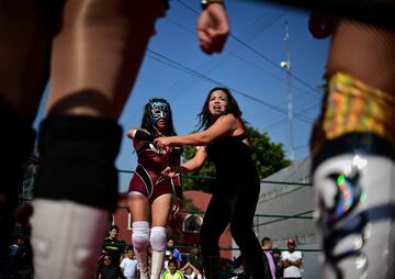 En Tepito, un barrio de Ciudad de México, se ha celebrado un campeonato de lucha al aire libre que busca promover el deporte entre los jóvenes para alejarlos de la criminalidad.