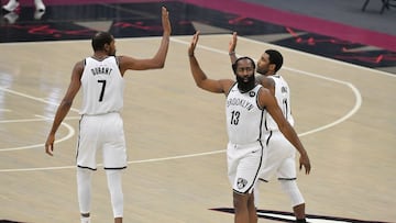 Kevin Durant, James Harden y Kyrie Irving, durante un partido de la NBA con Brooklyn Nets.