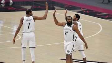 Kevin Durant, James Harden y Kyrie Irving, durante un partido de la NBA con Brooklyn Nets.