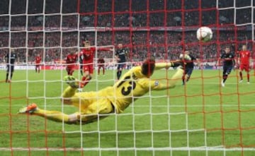 Oblak saves Mueller's penalty to keep the aggregate score at 1-1