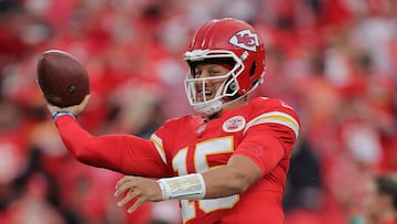 KANSAS CITY, MISSOURI - SEPTEMBER 05: Quarterback Patrick Mahomes #15 of the Kansas City Chiefs warms up before playing the Baltimore Ravens during the first quarter at GEHA Field at Arrowhead Stadium on September 05, 2024 in Kansas City, Missouri. David Eulitt/Getty Images/AFP (Photo by David Eulitt / GETTY IMAGES NORTH AMERICA / Getty Images via AFP)