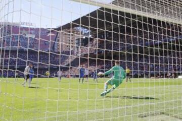 Con un disparo seco con su pierna izquierda Negredo engañó a Jona y anotó de penalti el 1-0