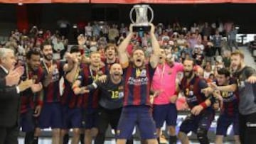 El capit&aacute;n V&iacute;ctor Tom&aacute;s levanta la novena Copa de Europa del Barcelona, broche de oro a una temporada extraordinaria.