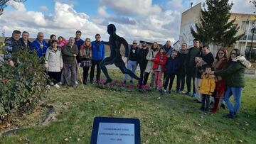 Los vecinos de Cantimpalos inauguran una estatua dedicada al cross que se celebra en la localidad.