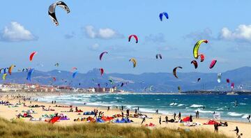 Conocida por ser la meca del KiteSurf, la playa de Tarifa es un destino ideal para los amantes de este deporte