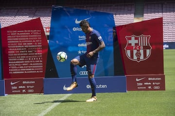 La presentación de Paulinho con el Barcelona en imágenes