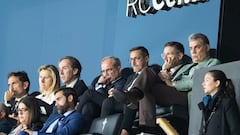 El director deportivo Luís Campos, en el centro de la fila trasera, sentado entre su ayudante Juan Carlos Calero y el director general Antonio Chaves.