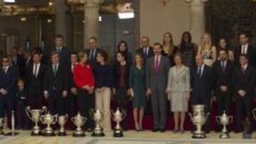 PREMIADOS EN EL PARDO. La foto de familia ayer en el Palacio del Pardo de la Familia Real con los deportistas reconocidos con los Premios Nacionales del Deporte 2013.