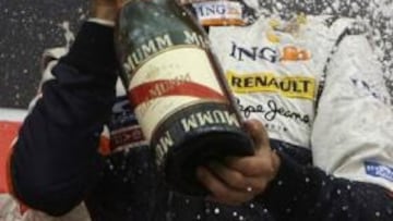 <b>Felicitado</b>: Felipe Massa (Ferrari) vacía la botella de champán sobre su compatriota Nelsinho Piquet (Renault), que ha conseguido su primer podio en su carrera en la F1.