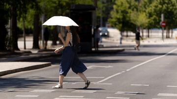 Una persona con un paraguas, a 16 de julio de 2025, en Madrid (España). La Agencia Estatal de Meteorología (Aemet) ha alertado de las altas temperaturas en la mayor parte de la península, Baleares y Canarias durante este miércoles y jueves. En capitales de provincia como Zamora o Madrid se están rozando los 40º grados, y en otras como Badajoz, Ciudad Real y Córdoba, se han superado llegando a los 42º.
16 JULIO 2025;CALOR;ALTAS TEMPERATURAS;ESPAÑA;ALERTA;MADRID
Eduardo Parra / Europa Press
16/07/2025