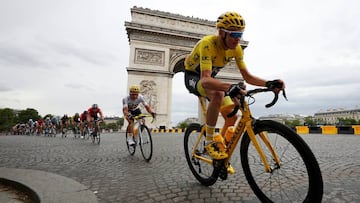 PARIS, FRANCE - JULY 23:  Christopher Froome of Great Britain riding for Team Sky in the leader&#039;s jersey rides past the Arc de Triomphe during stage 21 of the 2017 Le Tour de France, a 103km stage from Montgreon to the Paris Champs-&Eacute;lys&eacute;es on July 23, 2017 in Paris, France.  (Photo by Chris Graythen/Getty Images)