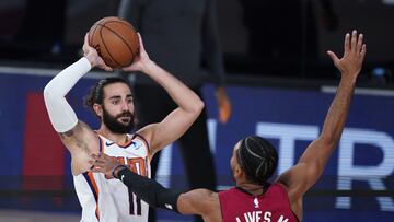 LAKE BUENA VISTA, FLORIDA - AUGUST 08: Ricky Rubio #11 of the Phoenix Suns looks for a pass against Gabe Vincent #2 of the Miami Heat during the second half of an NBA game at Visa Athletic Center at ESPN Wide World Of Sports Complex on August 8, 2020 in Lake Buena Vista, Florida. NOTE TO USER: User expressly acknowledges and agrees that, by downloading and or using this photograph, User is consenting to the terms and conditions of the Getty Images License Agreement. (Photo by Ashley Landis - Pool/Getty Images)
 PUBLICADA 13/08/20 NA MA36 5COL