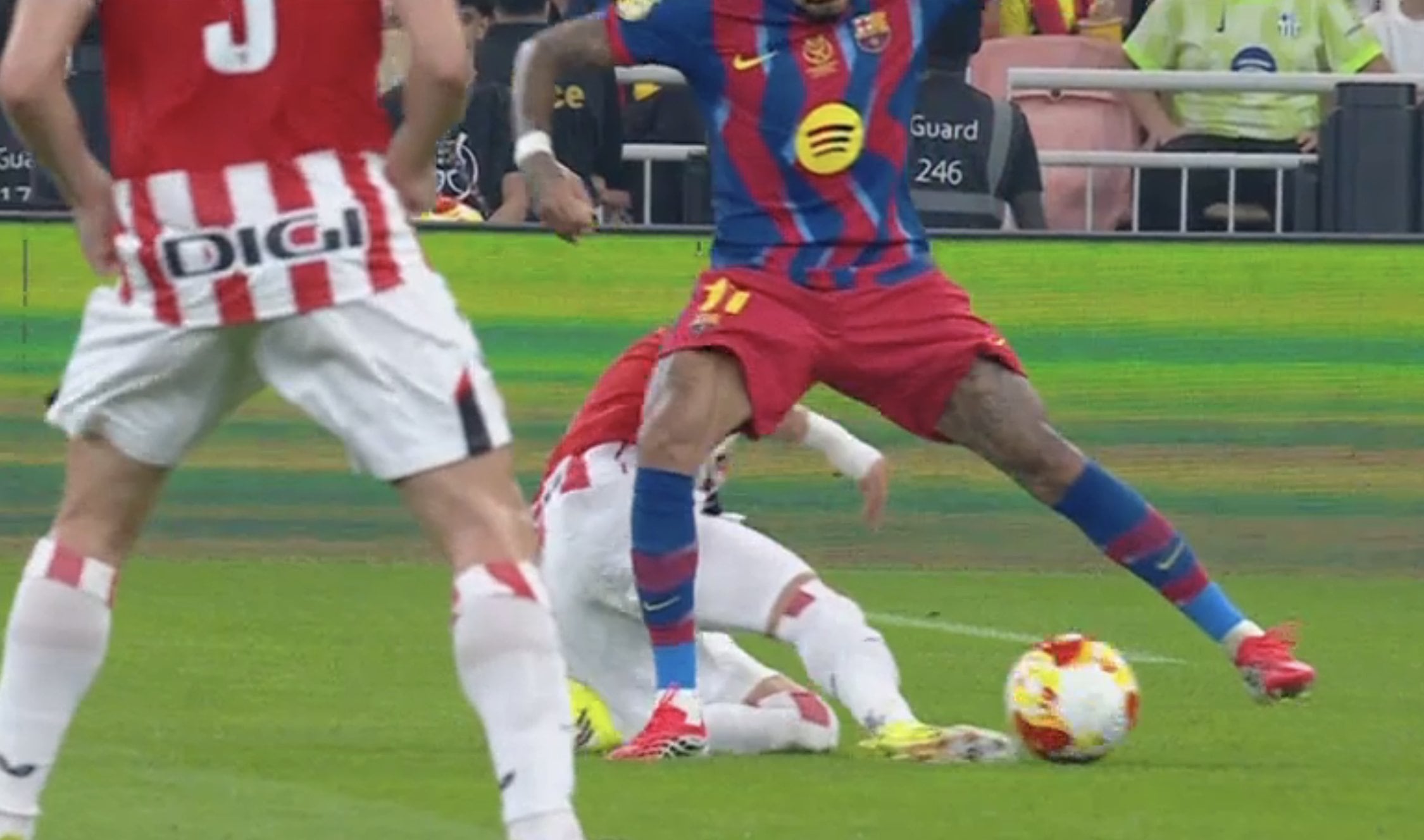 Polémica en el 1-0: “No es falta, se tira Raphinha”