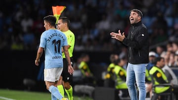 El entrenador del Celta, Eduardo Coudet, aplaude durante el partido entre el Celta y el Real Madrid.
