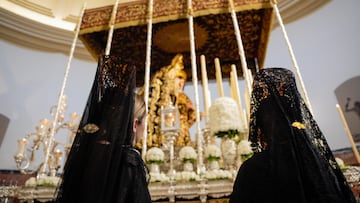 Mujeres vestidas de mantilla rezan a La Virgen del Mayor Dolor y Traspaso, a 28 de marzo de 2024, en Sevilla, Andalucía (España). La tradición de vestirse con mantilla y visitar los templos de las Hermandades durante la Semana Santa, especialmente el Jueves Santo y la Madrugá, es una práctica arraigada en Sevilla. La mantilla es un elemento tradicional del traje típico español, especialmente asociado con eventos religiosos y ceremonias importantes.
28 MARZO 2024
Joaquin Corchero / Europa Press
28/03/2024