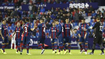 Los jugadores del Levante, tras el partido.
